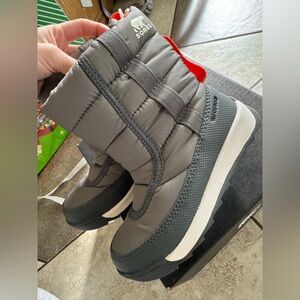 NWT Whitney II Puffy Waterproof Boot
SOREL size10 but i thinkis good for size9